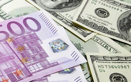 Euro spada poniżej 1,0300 w stosunku do dolara: globalna deprecjacja